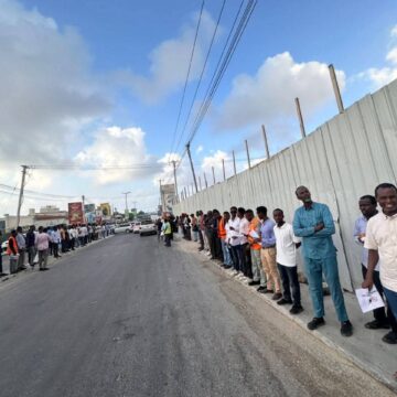 Shaqaalaha garoonka diyaaradaha Aadan Cadde oo banaanbax cabasho ah ka dhigay Muqdisho