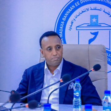 Guddoomiyaha-Guddiga-Doorashooyinka-Qaranka Somalia’s Electoral Commission Rejects Claims of Incumbent Advantage in Banadir Vote