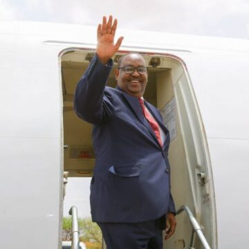 Maxey tahay sababta uu madaxweyne Deni ugu amba baxay dalka Imaaraatka ?