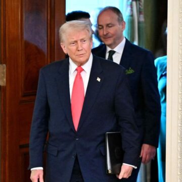 donald Trump Maxaa sababay inuu Trump ka laabto damaciisa cashuurta iyo arrinkii Greenland ?