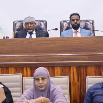 638157580_1242423431408847_4173937864125827149_n Baarlamaanka Soomaaliya oo maanta si rasmi ah u soo gebagebeeyey Cutubyada…