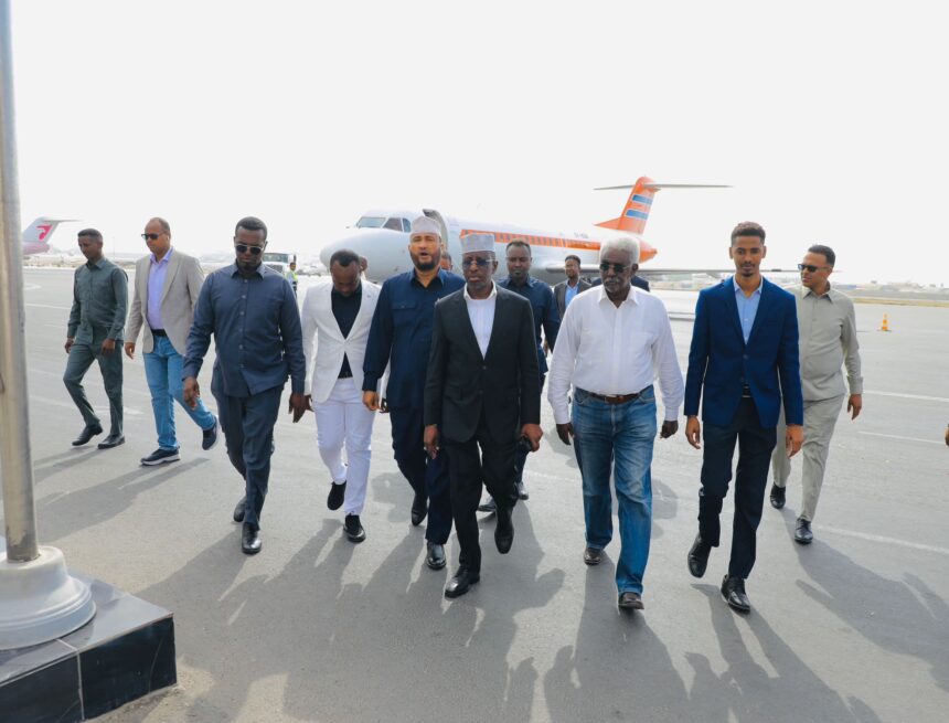 Madaxweynihii hore ee dalka Sheekh Shariif oo dalka dib ugu soo laabtay, xili…