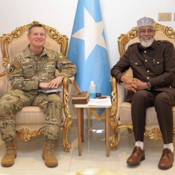 649999648_1492324255582793_8655971143411364451_n Axmed Madoobe oo la kulmay taliyaha howlgallada gaarka ah ee AFRICOM