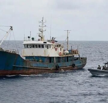 Markab kalluumeysi oo laga lee yahay Shiinaha oo lasii daayay