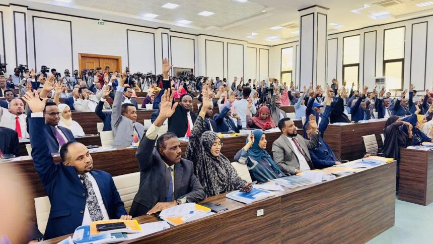 Baarlamaanka Soomaaliya oo ansixiyay dhameystirka dib u-eegista dastuurka