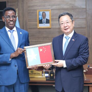 Maxey kawada hadleyn wasiirka amniga gudaha ee XFS iyo safiirka shiinaha ee Soomaaliya ?