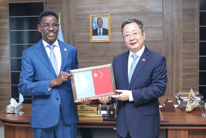 Maxey kawada hadleyn wasiirka amniga gudaha ee XFS iyo safiirka shiinaha ee Soomaaliya ?