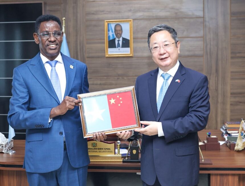 Maxey kawada hadleyn wasiirka amniga gudaha ee XFS iyo safiirka shiinaha ee Soomaaliya ?