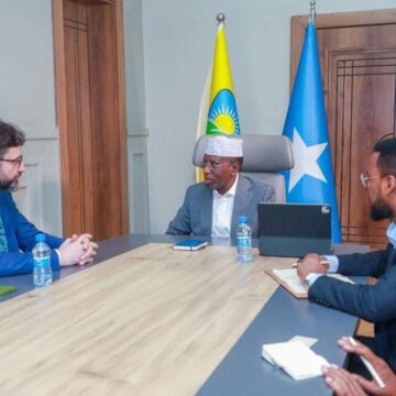 Maxey kawada hadleyn safiirka Turkiga iyo madaxweynihii hore Shariif Sheekh Axmed ?