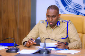 download (85) Booliska Soomaaliya oo ku hanjabay inuu xirayo ragga hubeysan ee la socda banaanbaxayaasha