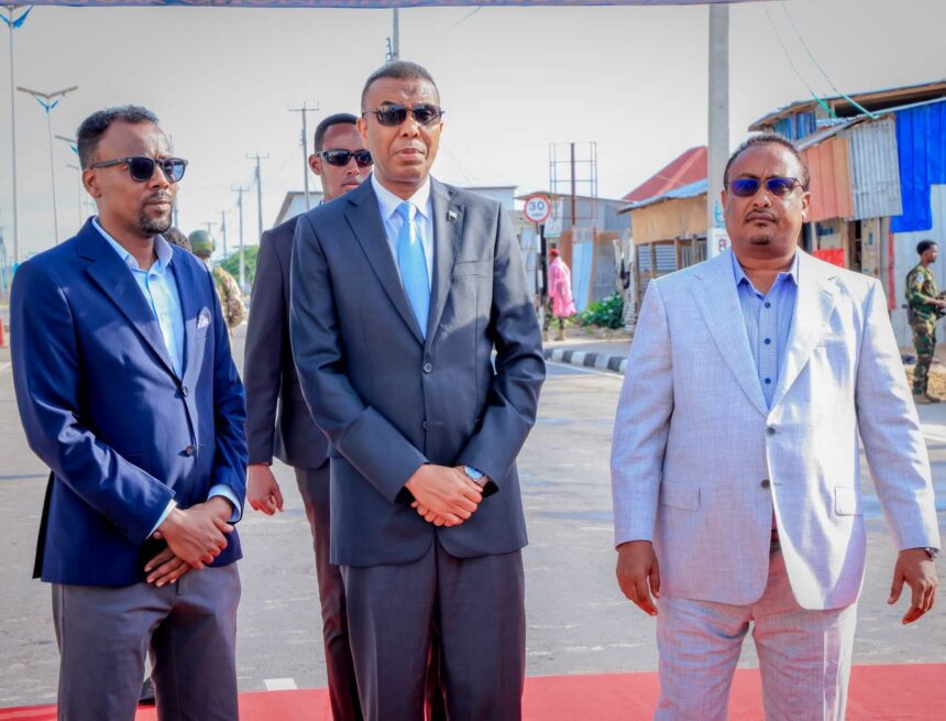 Ra’iisul wasaare Xamsa oo xariga ka jaray waddo muhiim u ah shacabka degmada Deyniile