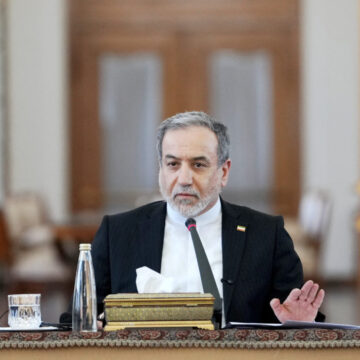 Iranian Foreign Minister Abbas Araqchi speaks during a meeting with foreign ambassadors, in Tehran Iran oo sheegtay in aysan hoggaasami doonin heshiiskii ay la gashay Marekanka