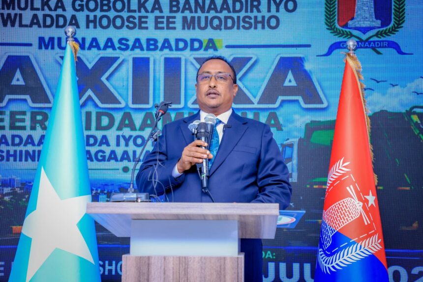 muungaba Duqa Muqdisho oo soo saaray xeer cusub iyo maareeynta Qashinka iyo Lo’da waddooyinka