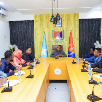 738809802_1448982520612368_1203928490801273424_n Maamulka gobolka Banaadir oo ka shiray sidii wax looga qaban lahaa nadaafada darro ka jirta Caasimada.