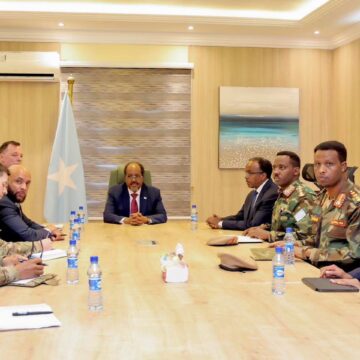 Muxuu kala hadlay madaxweyne Xasan Sheekh Taliyaha ciidamada Mareykanka ee AFRICOM ?