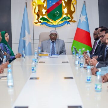 FB_IMG_1784112707049 Hoggaamiye Aadan Madoobe oo kulan la qaatay wasiirrada magacaaban ee Koonfur Galbeed
