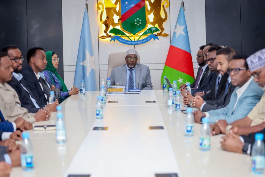 FB_IMG_1784112707049 Hoggaamiye Aadan Madoobe oo kulan la qaatay wasiirrada magacaaban ee Koonfur Galbeed