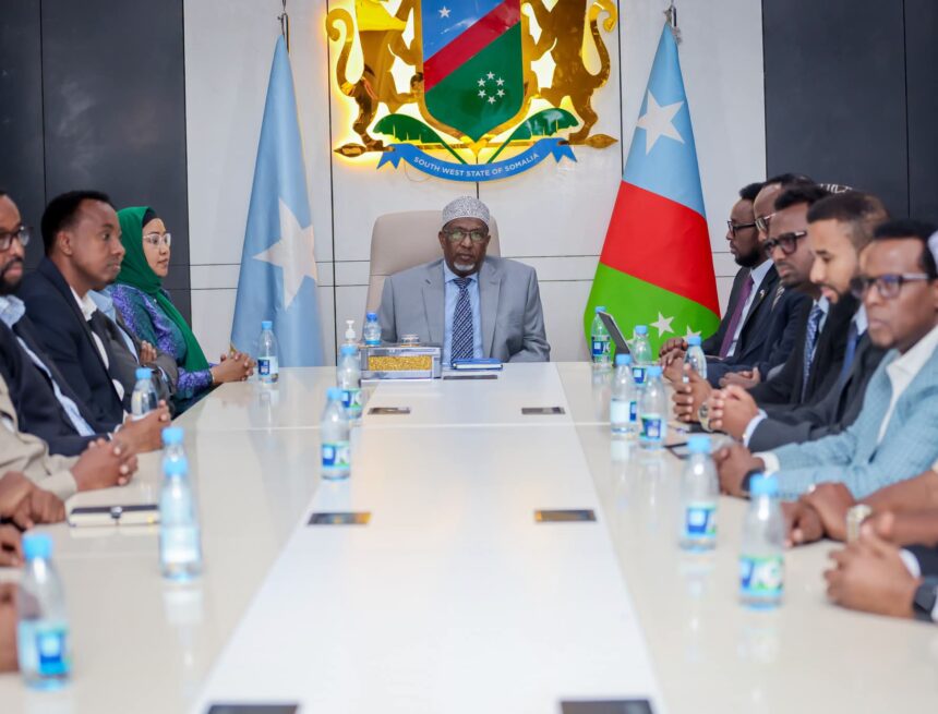 FB_IMG_1784112707049 Hoggaamiye Aadan Madoobe oo kulan la qaatay wasiirrada magacaaban ee Koonfur Galbeed