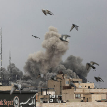 Smoke rises following an explosion, after Israel and the U.S. launched strikes on Iran, in Tehran Shiinaha oo si kulul uga hadlay dagaalka dib u biloowday ee Bariga Dhexe