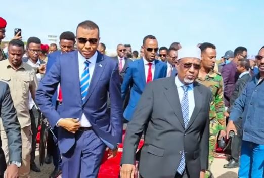 madoobe iyo xamsa Ra’iisul wasaare Xamsa oo si weyn loogu soo dhoweeyay magaalada Baydhabo