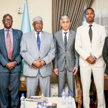 772021188_1795439798112185_2116720133937663857_n Muxuu hoggaamiye Aadan Madoobe kala hadlay madaxa xafiiska siyaasadda Qaramada Midoobay ee Soomaaliya ?