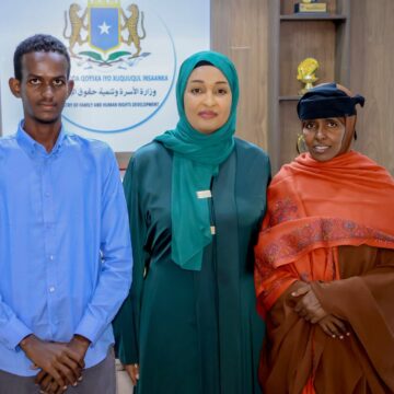 773451526_3317178228474814_766634130639207286_n Wasiir Khadiija oo Shaqo U Ballanqaadday Hooyada Ardaygii Kaalinta 1-aad Galay