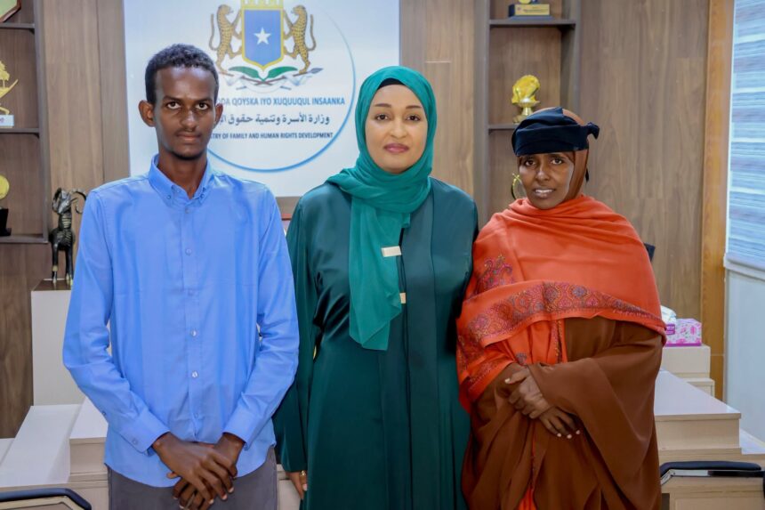 Wasiir Khadiija oo Shaqo U Ballanqaadday Hooyada Ardaygii Kaalinta 1-aad Galay
