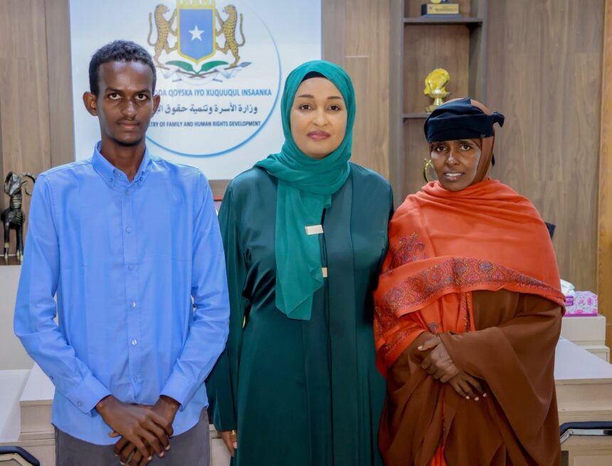 Wasiir Khadiija oo Shaqo U Ballanqaadday Hooyada Ardaygii Kaalinta 1-aad Galay