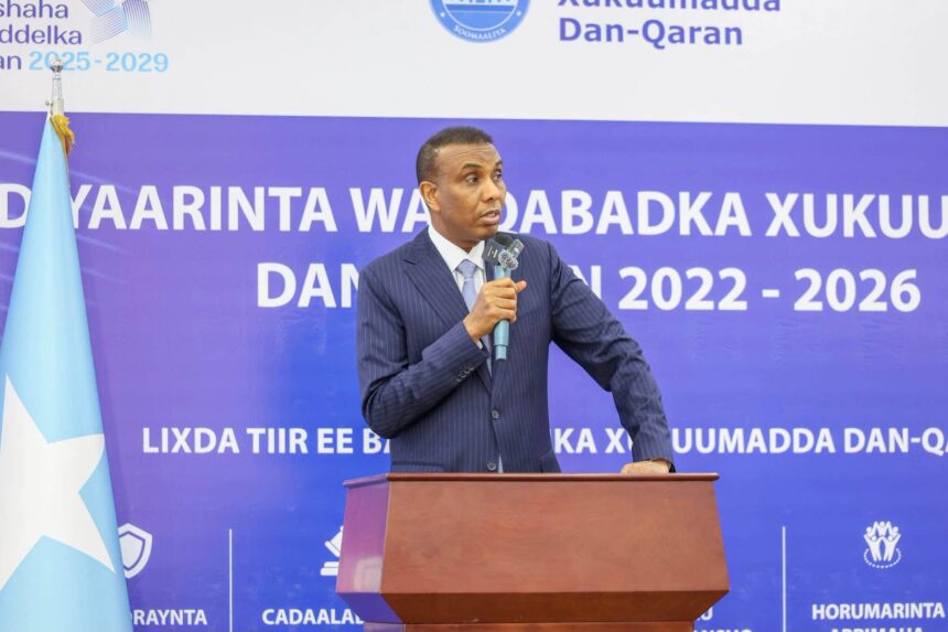 RW Xamsa: “Soomaaliya Waxay Ku Socotaa Jidkii Barwaaqada” — Xilli Qoysas Barakacayaal ah ay Waddooyinka Jiifaan