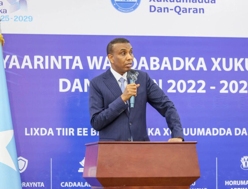 rw RW Xamsa: “Soomaaliya Waxay Ku Socotaa Jidkii Barwaaqada” — Xilli Qoysas Barakacayaal ah ay Waddooyinka Jiifaan