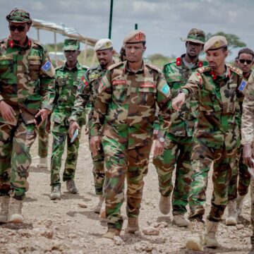 Taliyaha ciidanka dhulka oo abaabul dagaal kawada magaalada Baydhabo