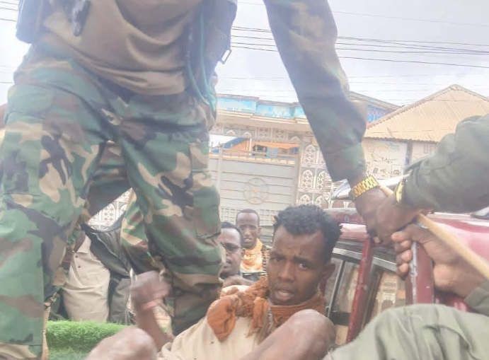 e Ciidanka koonfur galbeed oo gacanta kusoo dhigay Nin ka dambeeyey dil ka dhacay Baydhabo